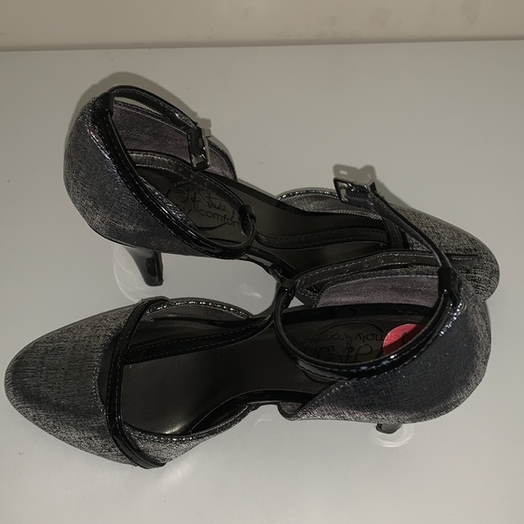 Heels - Picture 2 of 3